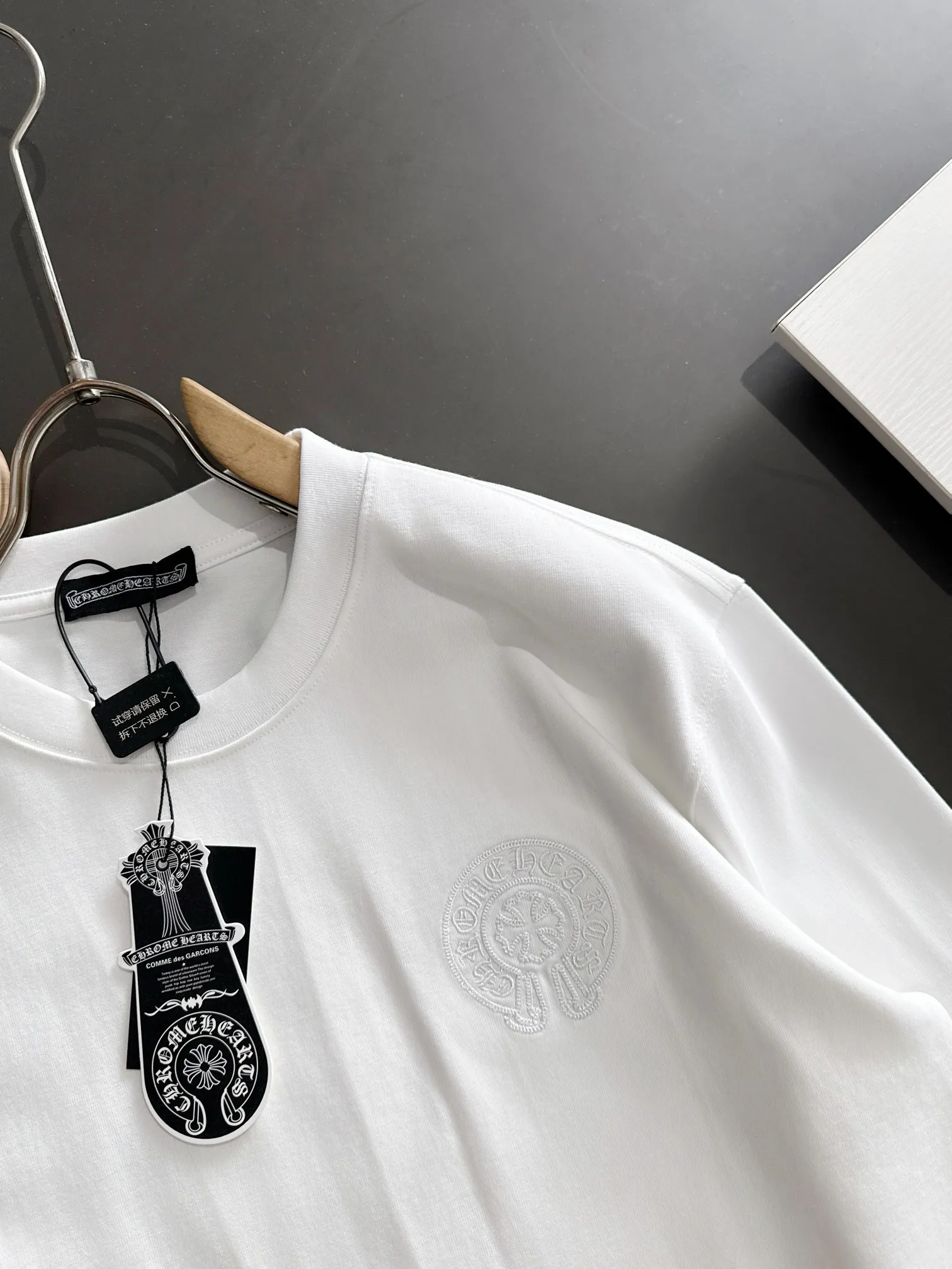 P270 Chrome Hearts* (exclusive quality in the market) hot style 2꯭0꯭2꯭5 new autumn style long T. Original ⌚️ high version Chrome Hearts. The fabric is made of 380g high-density pure cotton custom fabric. It does not deform or shrink. The three-dimensional drape is amazing. Process introduction: The front and back panels are embroidered with Behringer stacked show thousands of needles. Color: White SIZE: S-XXL